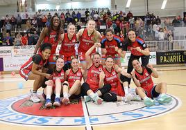 Las jugadoras celebran el fin de temporada en el centro del Bembibre Arena.