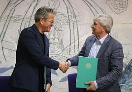 Luis Efrén Ríos, representante de la Academia Iberoamericana de Coahulia (México), y el rector de la Universidad de León, Juan Francisco García Marín.