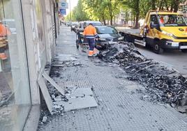 El incendio de tres contenedores daña una surcursal bancaria y dos plantas de un inmueble en León capital. El fuego se declaró a las cuatro de la madrugada en el número 1 de José Aguado y las llamas alcanzaron los diez metros de altura. Efectivos de Bomberos León acudieron al lugar para sofocar las llamas.