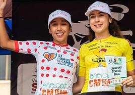 La ciclista Carolina Vargas celebra su primer puesto junto a su compañera de equipo y segunda clasificada, Paula Latrigia.