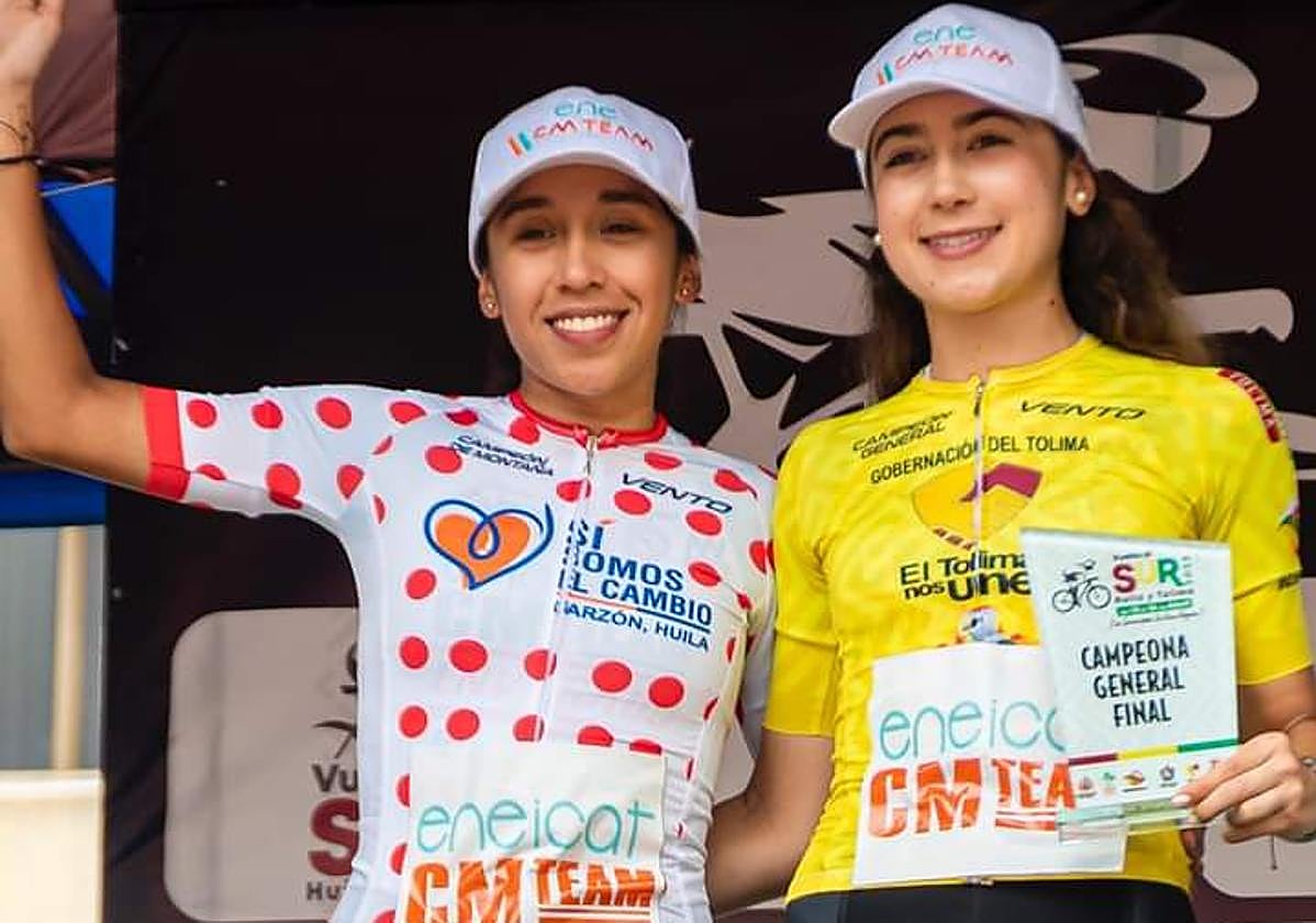 La ciclista Carolina Vargas celebra su primer puesto junto a su compañera de equipo y segunda clasificada, Paula Latrigia.