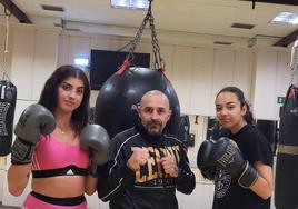 Las boxeadoras leonesas Cristina Molaguero y Laura González junto a su entrenador.