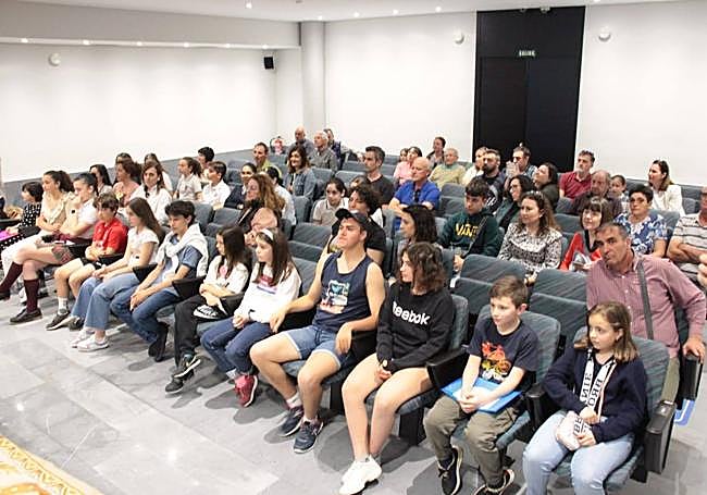 Celebración de la asamblea en el salón de plenos del Ayuntamiento de Ponferrada.