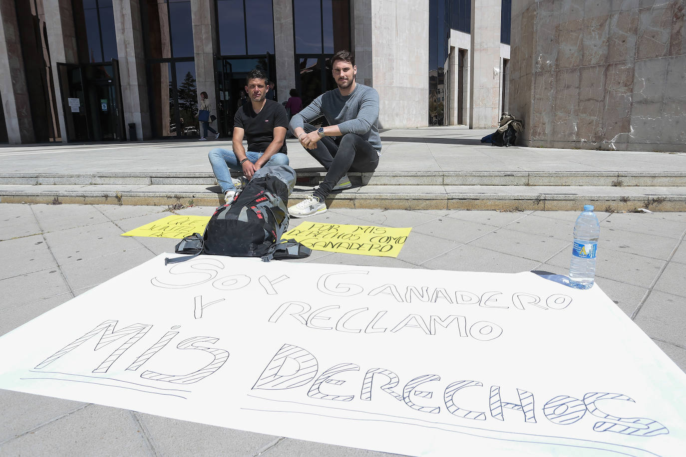 El secretario de Políticas LGTBI de PSOE visita al ganadero acampado frente a la delegación territorial de la Junta en León