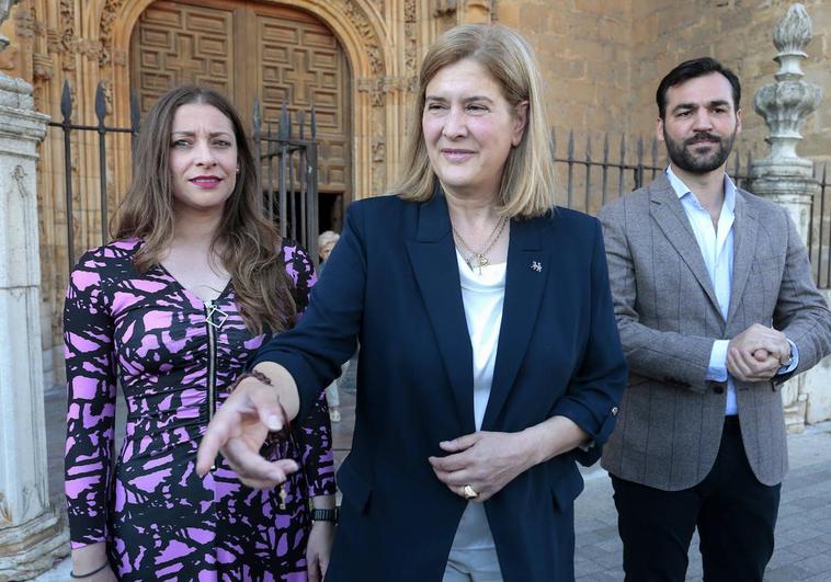 Margarita Torre, candidata del PP en León, acompañada por Ester Muñoz y su número 2, David Fernández.