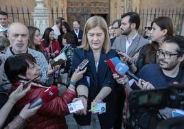 Margarita Torre muestra sus documentos personales ante los medios.