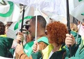 Medio centenar de trabajadores de sanidad de León, convocados por CSIF, se han concentrado ante la Subdelegación del Gobierno en León