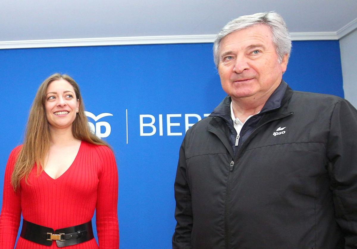 La presidenta del PP de León, Ester Muñoz, junto a Raúl Valcarce en la sede del PP de Ponferrada.