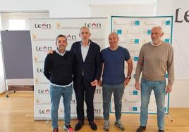 El concejal de Deportes del Ayuntamiento de León, Vicente Canuria, junto a los organizadores de la cita deportiva.