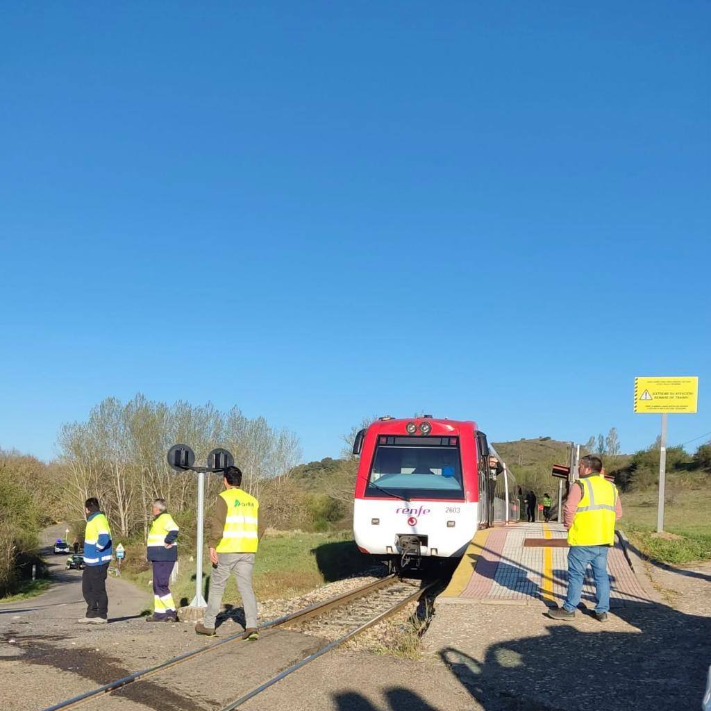 Choque entre un tren de Feve y un turismo