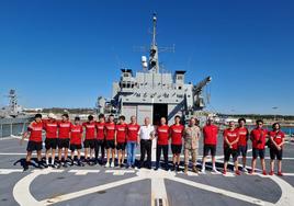 Tanto equipo técnico como ciclistas han disfrutado del primer día de vista en que han podido embarcar tanto en aeronaves como buques de la Armada