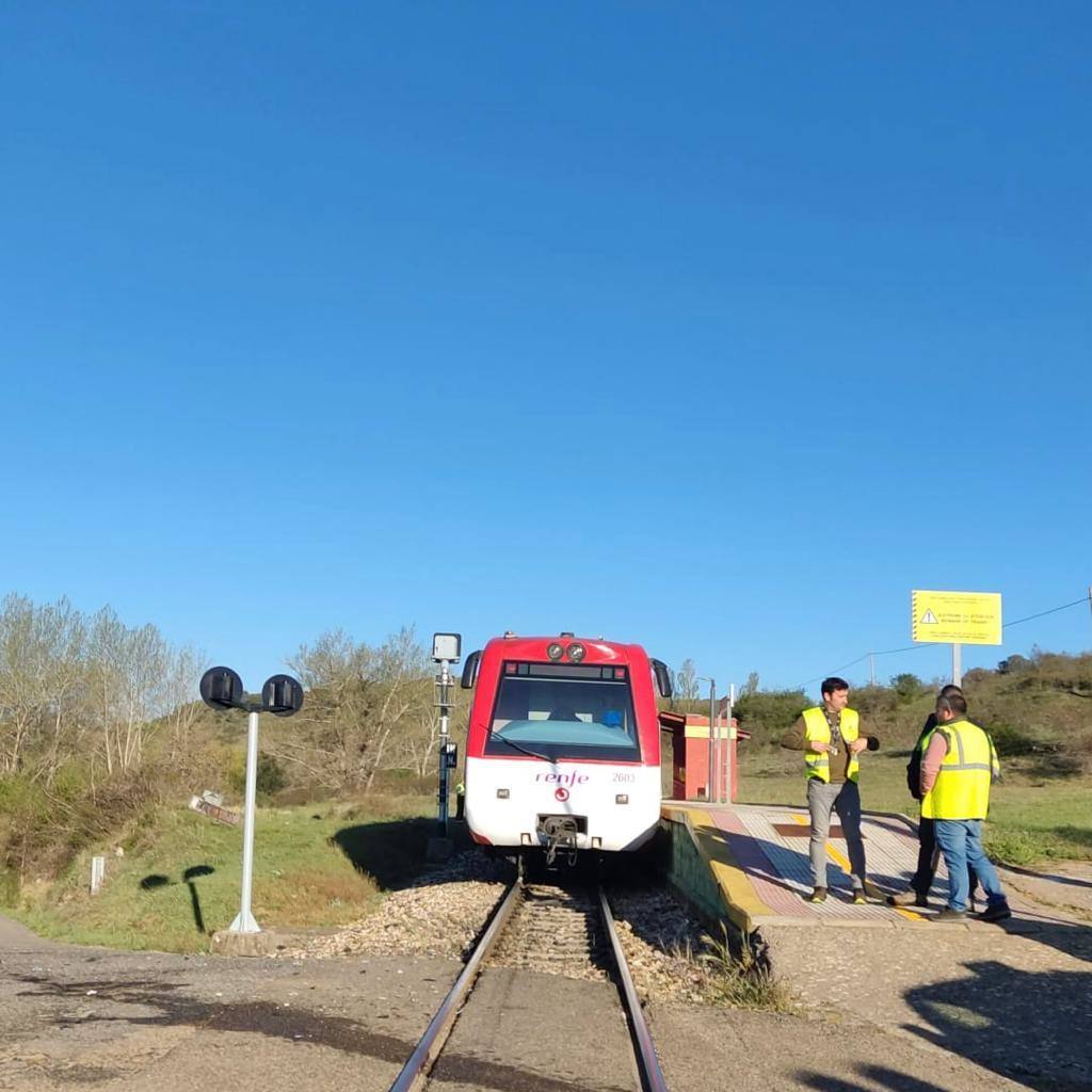 Choque entre un tren de Feve y un turismo