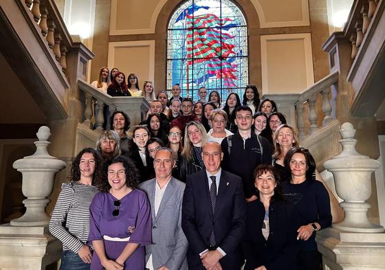 José Antonio Diez, alcalde de León, junto a los estudiantes de Erasmus.