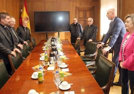 Un instante del encuentro mantenido este jueves por ambas delegaciones en el Ayuntamiento de León.