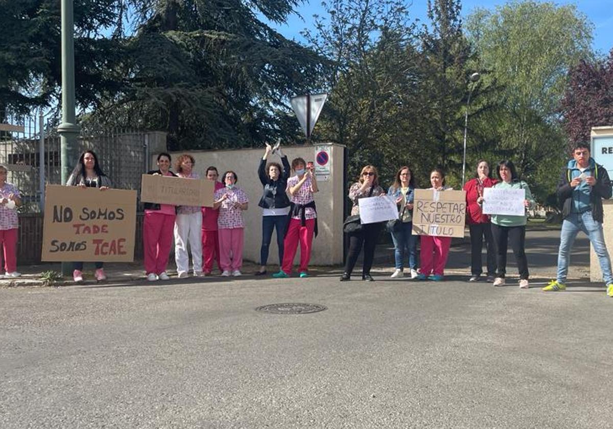 Las TCAE concentradas frente a la Residencia Mixta de Personas Mayores de Armunia.