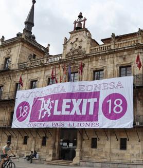 Imagen secundaria 2 - Una enorme pancarta de 'Lexit' cuelga en la fachada del antiguo consistorio en la Plaza Mayor.