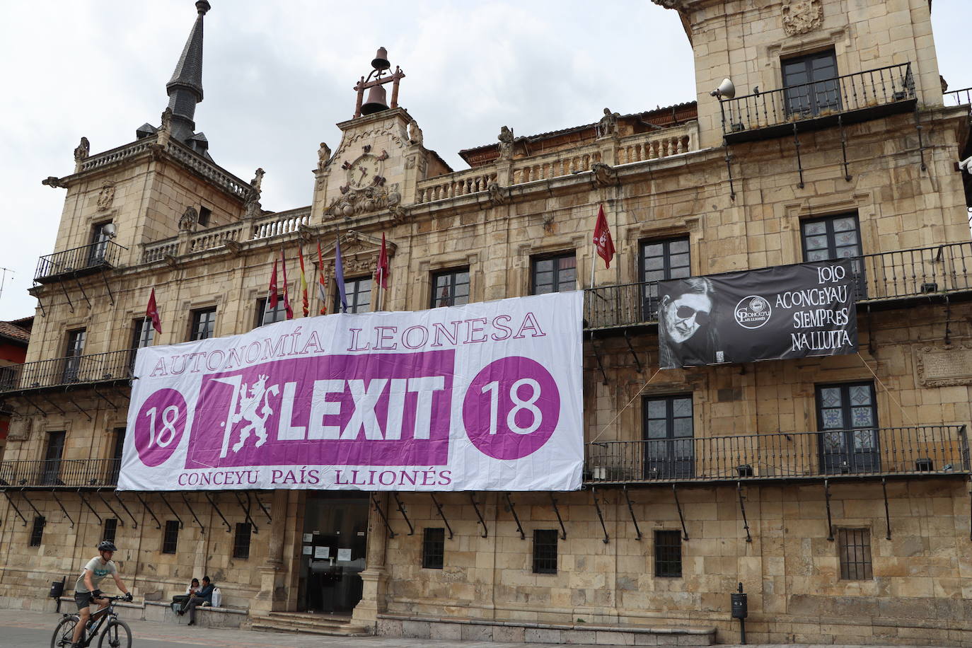 Una pancarta enorme de Lexit en la Plaza Mayor
