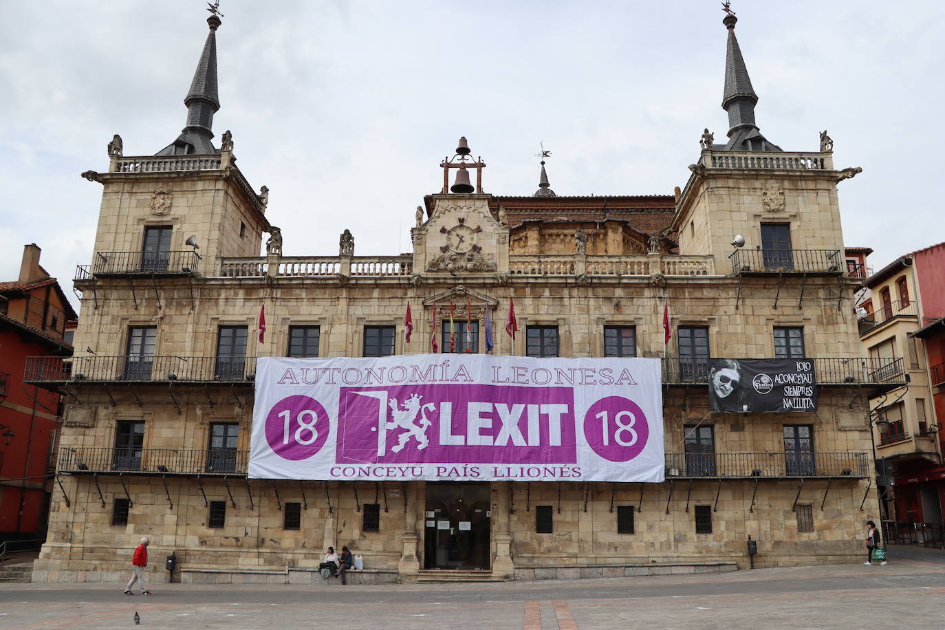 Una pancarta enorme de Lexit en la Plaza Mayor