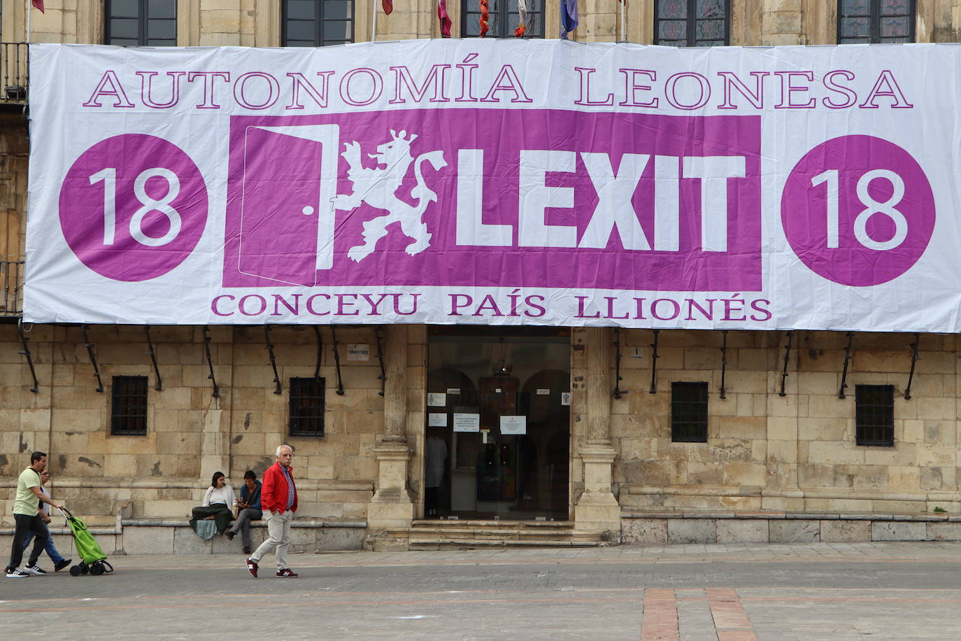 Una pancarta enorme de Lexit en la Plaza Mayor