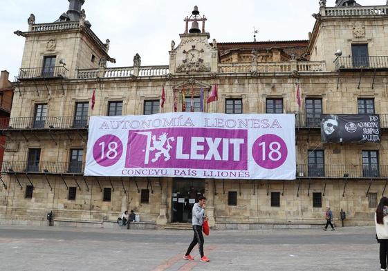 Conceyu cuelga en la fachada del antiguo consistorio una enorme pancarta de 4x15 metros para reclamar la autonomía del País Leonés | Las banderas oficiales aparecen atadas mientras cuatro de Conceyu ondean en el balcón