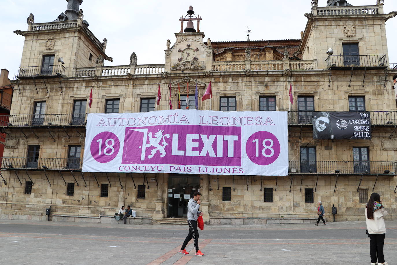 Una pancarta enorme de Lexit en la Plaza Mayor