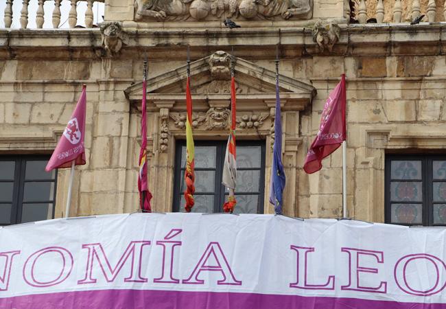 Las banderas de Conceyu ondean y las oficiales están atadas.