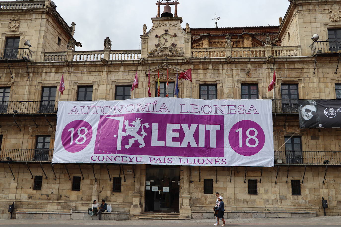 Una pancarta enorme de Lexit en la Plaza Mayor