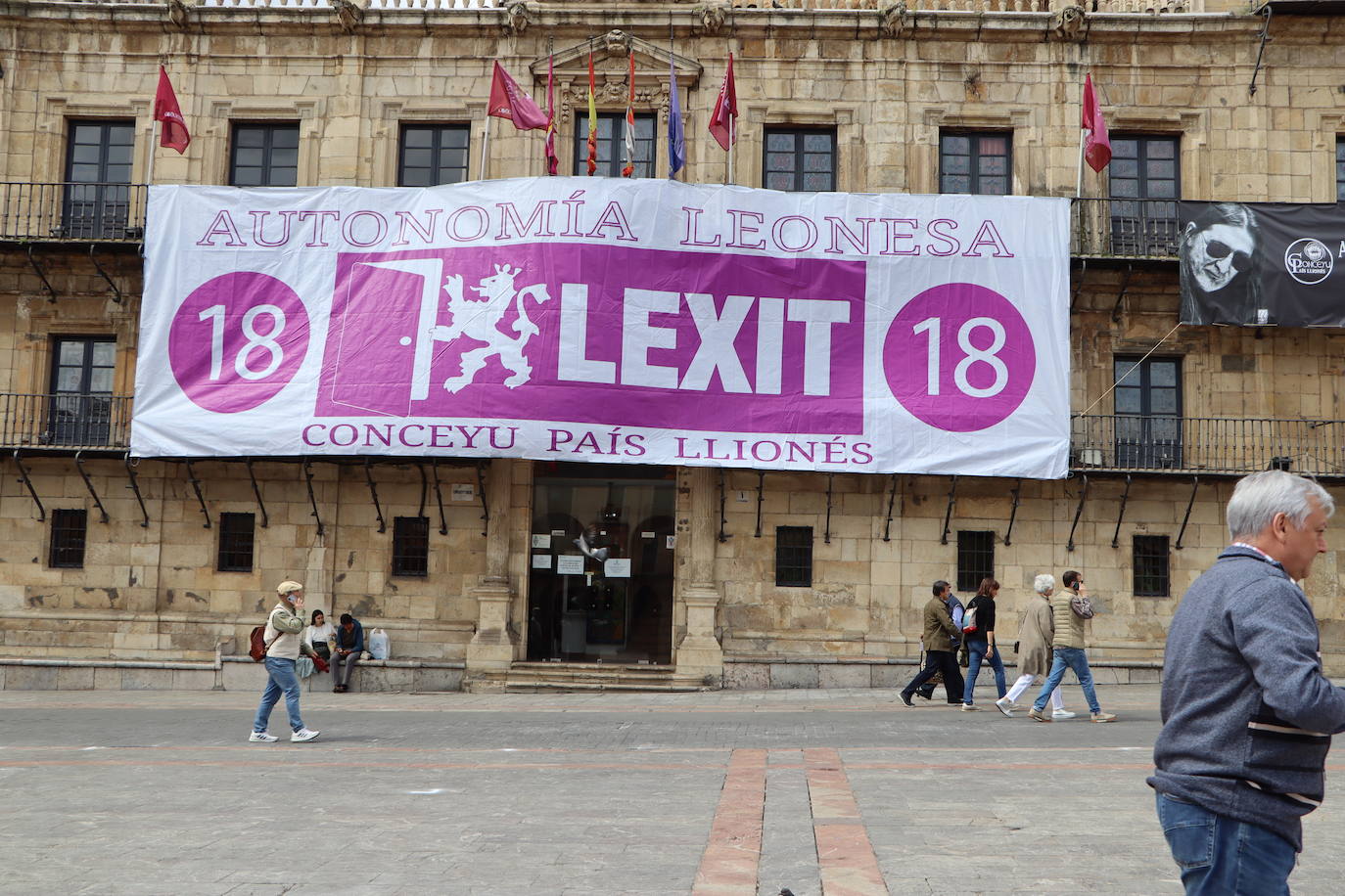Una pancarta enorme de Lexit en la Plaza Mayor