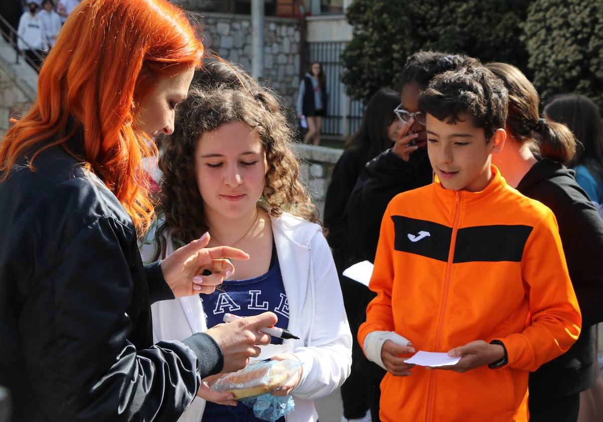 Sara García Alonso firma autógrafos a los alumnos del Padre Isla.