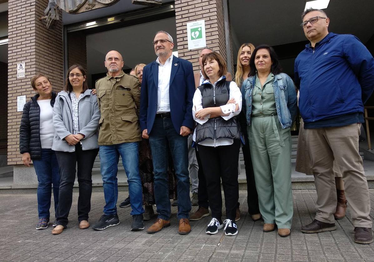 El candidato del PSOE, Olegario Ramón, presentó la candidatura a las municipales en la JEZ respaldado por los miembros de la lista.