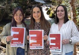 Laura Pombo (C), candidata a la alcaldía de Oencia, en El Bierzo