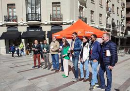 Grupo Ciudadanos en una carpa informativa este sábado en León