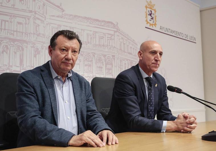 El alcalde de León, José Antonio Diez, y el jefe de Digestivo del Caule, Francisco Jorquera, durante la rueda de prensa.