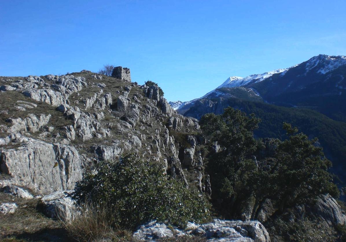 Ruinas del castillo de Aguilar entre Cistierna y Sabero. Al fondo Peñacorada peña mojonera de la Cantabria histórica por el SO. La fidelidad de la montaña de Riaño al reino y diócesis de León es continua a través de los siglos. De los embates bélicos castellanos, siempre defendió la montaña oriental su pertenencia a León, desde los castillos roqueros del Alto Esla-Cea: Aguilar (Sabero); Monteagudo (Cistierna); Alión (Riaño); Portilla y Siero (Boca de Huérgano); Peñafiel (Prioro). (Foto: Siro Sanz)