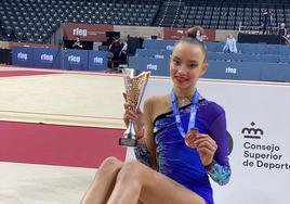 Lilien Slezakova enseña su trofeo y medalla.