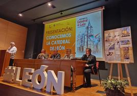 El obispo de León, Luis Ángel de las Heras; el delegado de Evangelización Misionera, Jesús Miguel Martín; el responsable de la Editorial Edelvives, Antonio Fernández Segovia; el representante de la Fundación Fernández Peña, Ruperto de Lucio Quindós, y los educadores integrantes del 'Equipo Tetra+2' presentan el libro-guía 'Conocemos la Catedral de León.