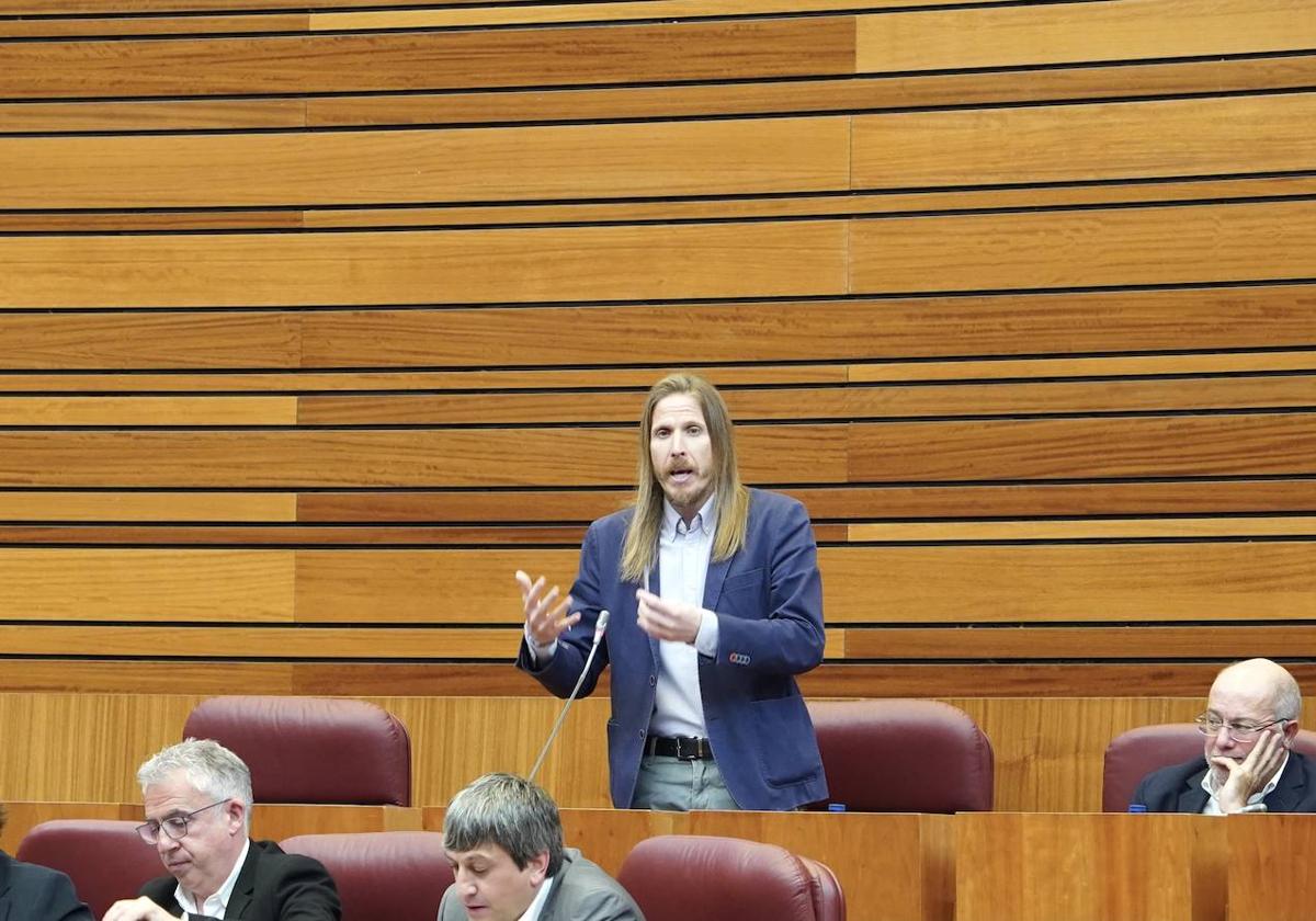 Pablo Fernández en su intervención durante el pleno de las Cortes de este martes.