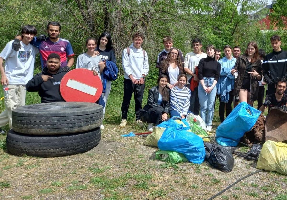 Alumnos de uno de los centros durante las labores de recogida de basura realizadas durante la actividad.