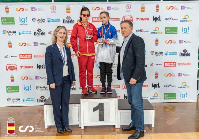 Alicia Miguel, primera por la izqierda en el podio, es fotografiada con su presea de plata.