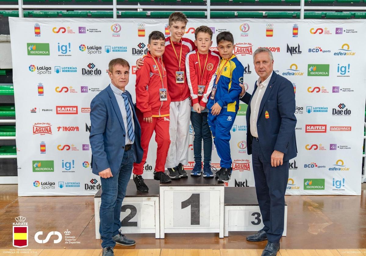 Adrián Sagredo, primero por la izquierda en el podio, posa con su medalla de plata.