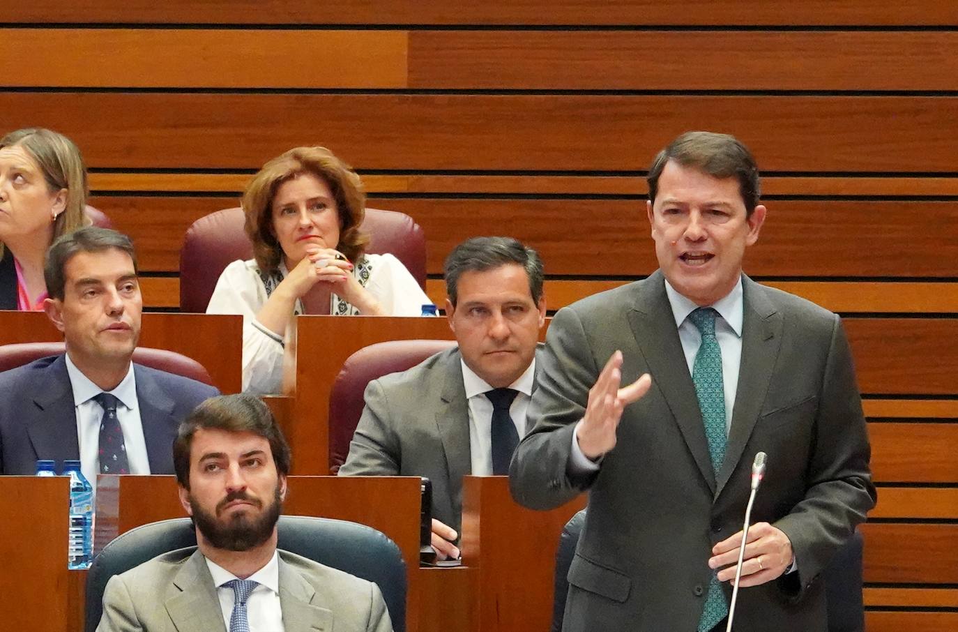 El presidente de la Junta, Alfonso Fernández Mañueco, durante el pleno de las Cortes de este martes.