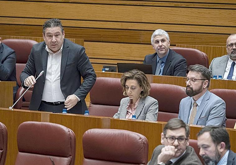 El procurador leonesista Luis Mariano Santos en el pleno de las Cortes de Castilla y León.