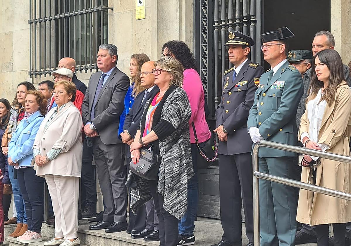 Minuto de silencio en la Subdelegación del Gobierno.