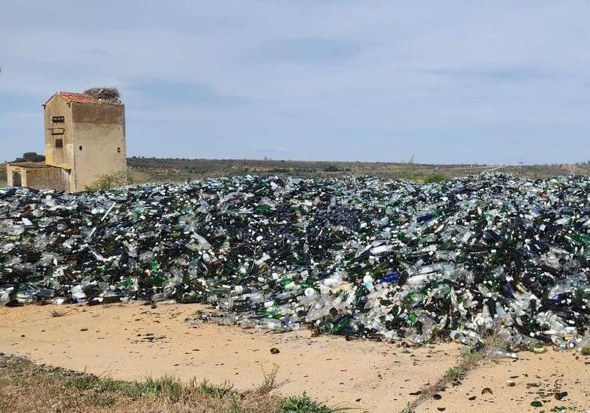 Imagen del vidrio almacenado de forma irregular por Ecovidrio en una finca de Santovenia de la Valdoncina.