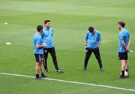 Israel Martínez, segundo por la izquierda, dirige el entrenamiento de la Cultural y deportiva Leonesa en el Reino de León tras la dimisión de Eduardo Docampo.