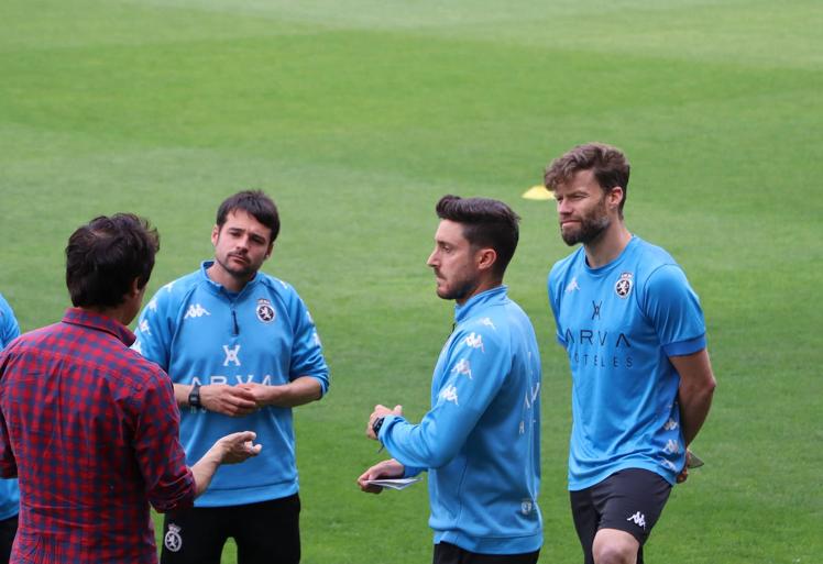 Israel Martínez dirige el entrenamiento de la Cultural.