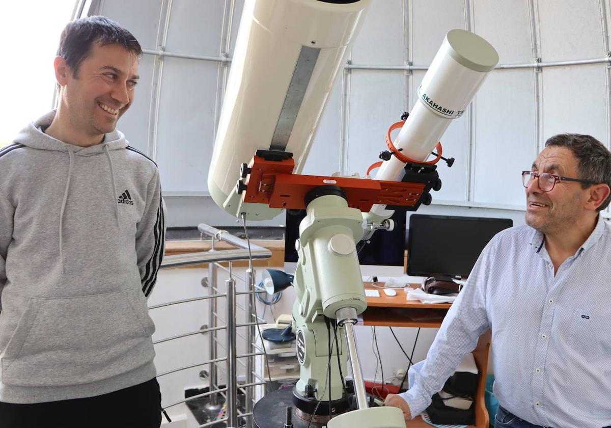 Paul Llamazares y José Vicente Gavilanes, de la Asociación Leonesa de Astronomía, junto al telescopio en el Observatorio Pedro Duque de León.