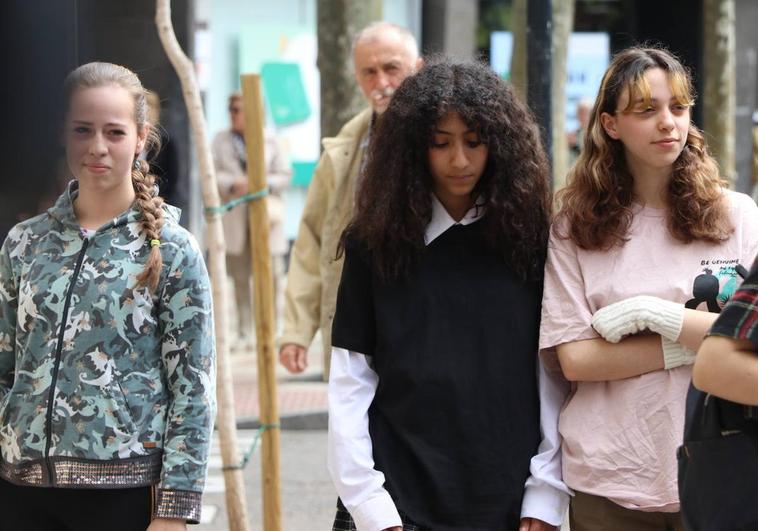 Un grupo de jóvenes estudiantes se concentra en la Subdelegación del Gobierno.