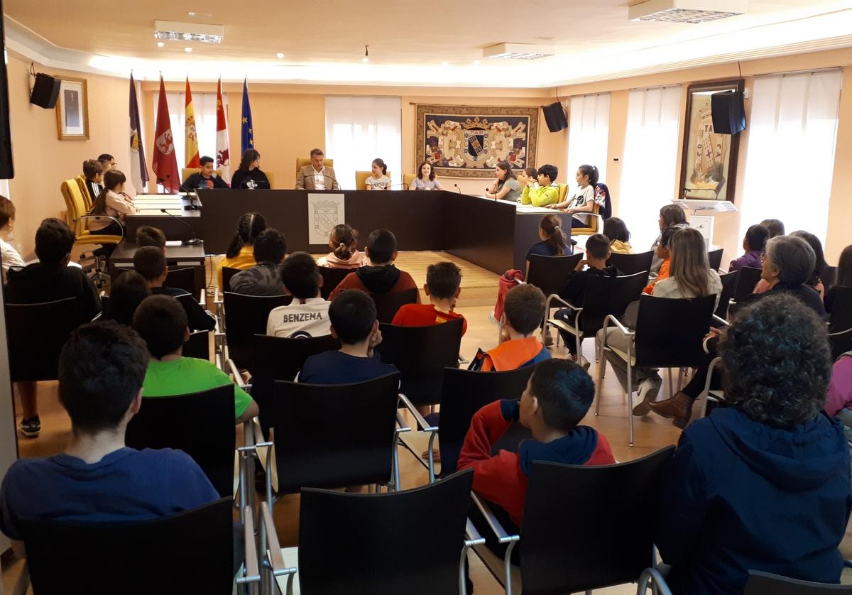 Sesión de pleno en Valencia de Don Juan con los alumnos.