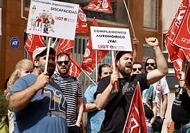 El secretario general de UGT-SP Castilla y León, Tomás Pérez, y la secretaria de Enseñanza UGT-SP Castilla y León, Beatriz García, participan en la concentración de los trabajadores de los centros de Atención a la Discapacidad en la Comunidad.